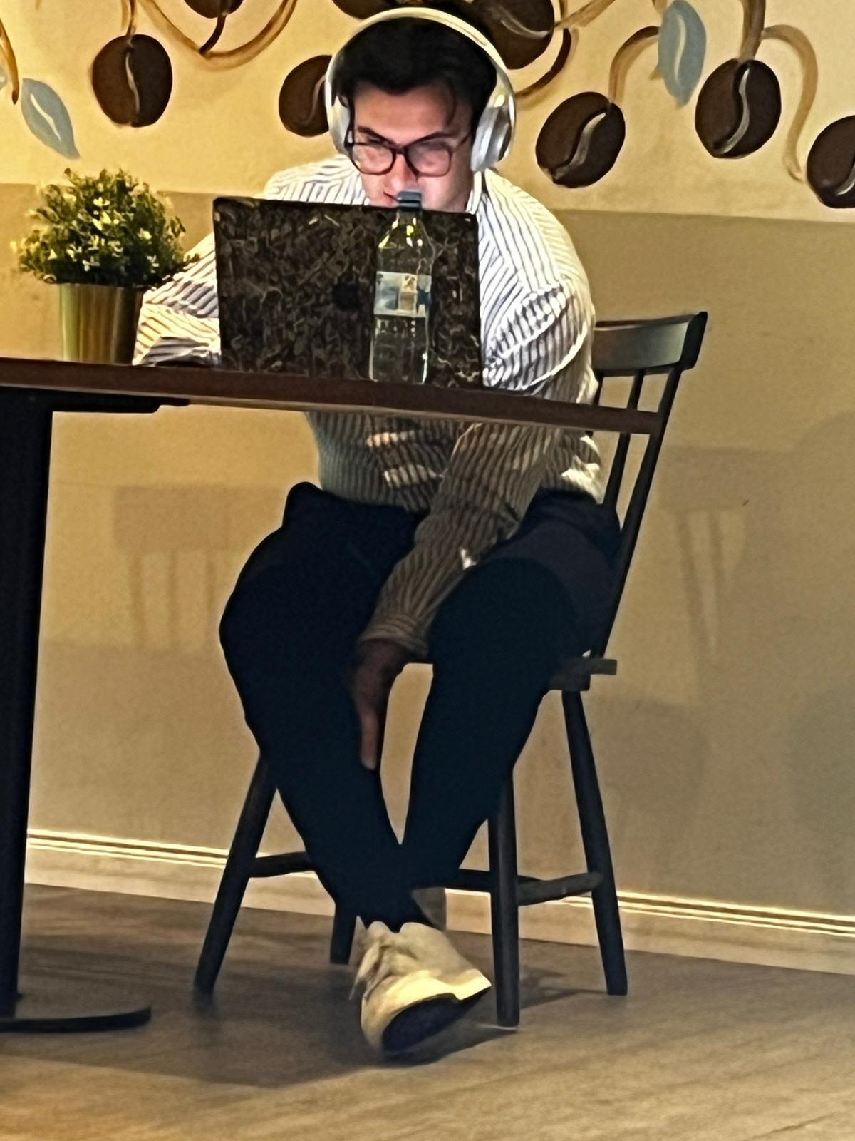 Eddie am Laptop im Café