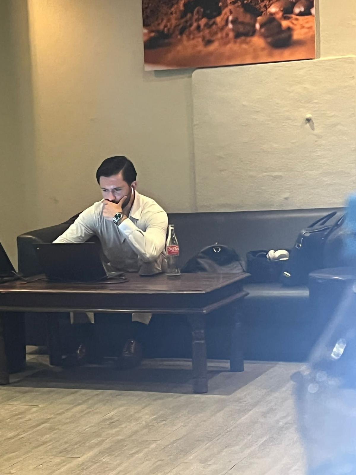 Emre am Laptop im Café