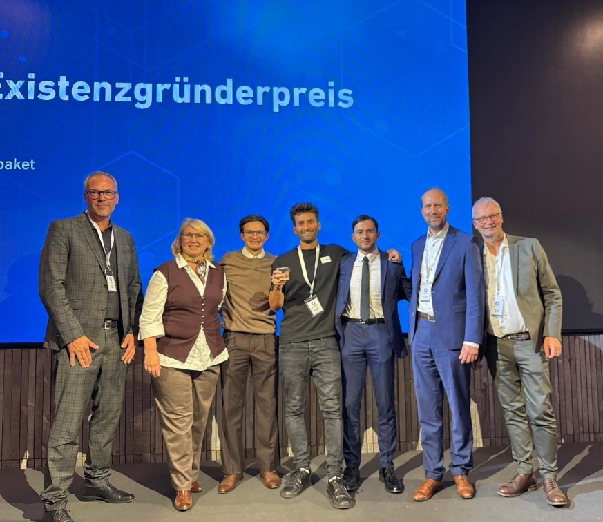 Das Team auf der Bühne beim Existenzgründerpreis