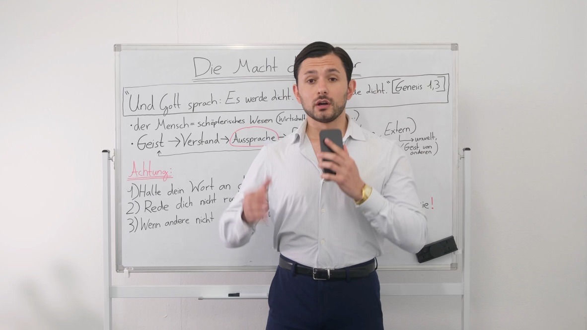 Emre am Whiteboard in den Tough Talks