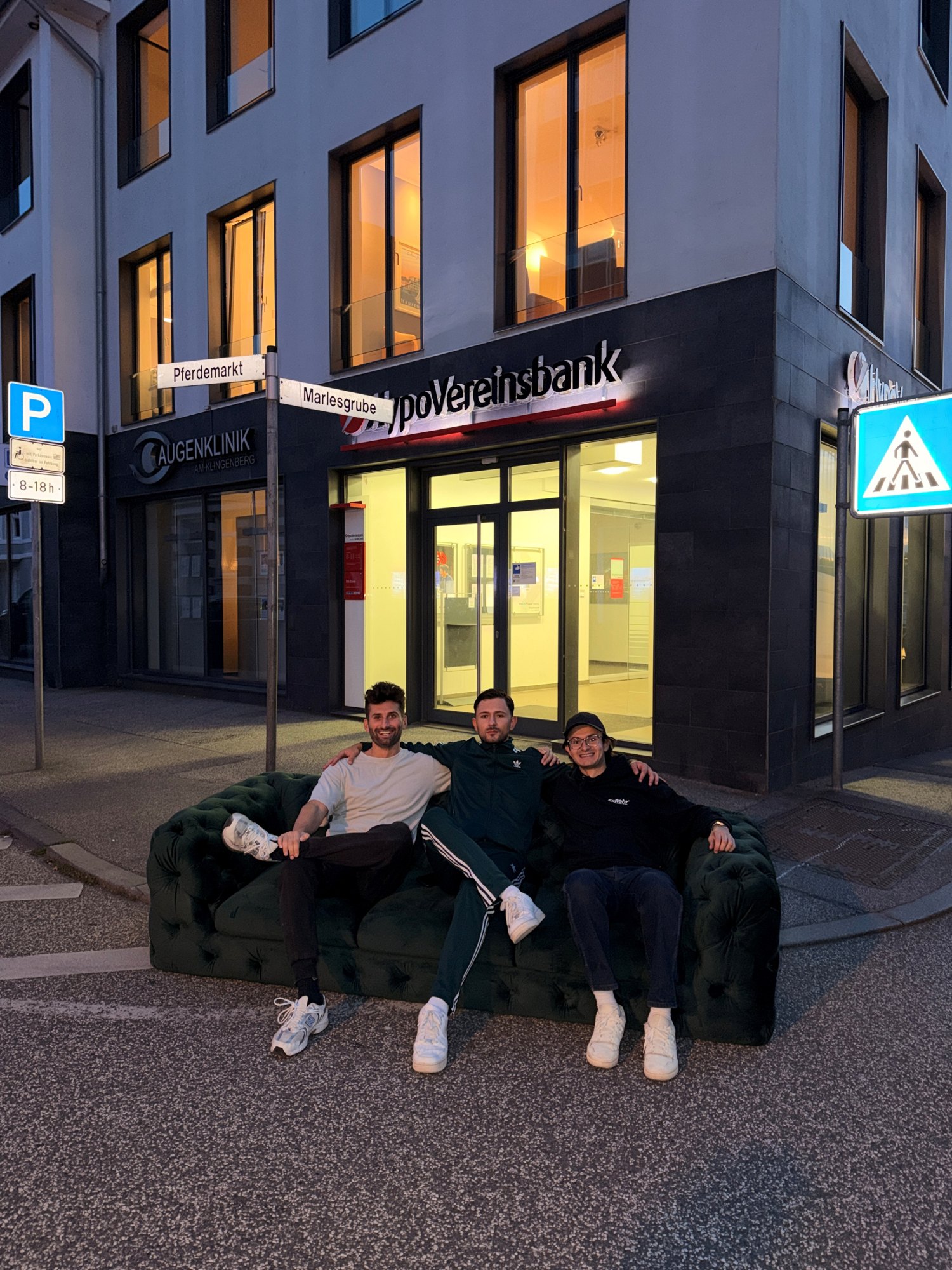 Das Team auf dem Sofa vor dem neuen Büro